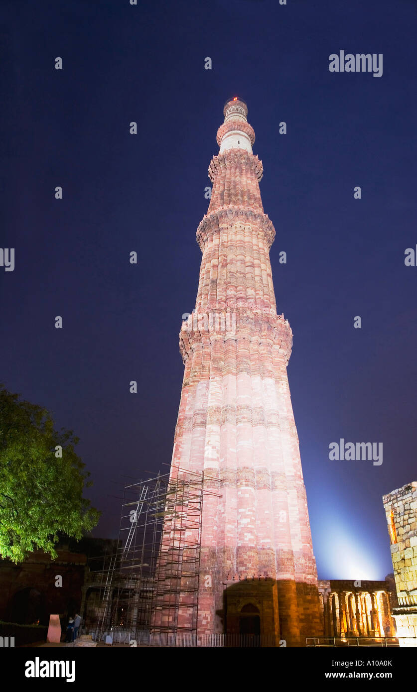 qutub-minar-delhi-at-night
