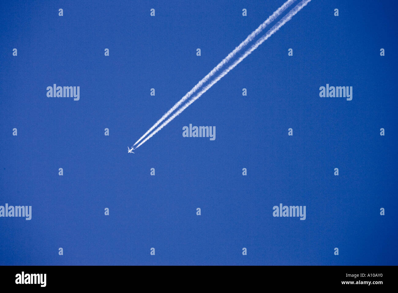 vapour trail from aircraft Stock Photo