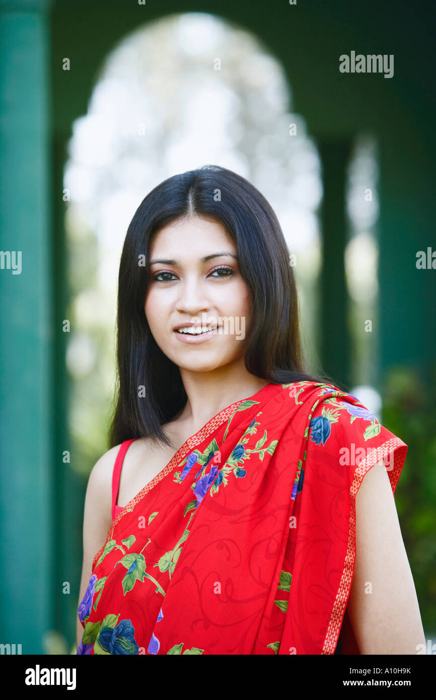 Portrait of a young woman smiling Stock Photo - Alamy