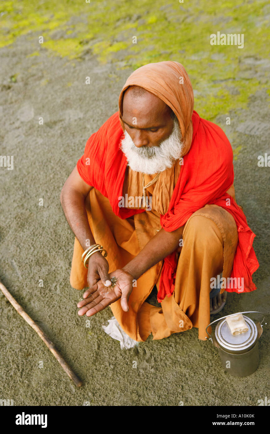 Man rubbing tobacco hi-res stock photography and images
