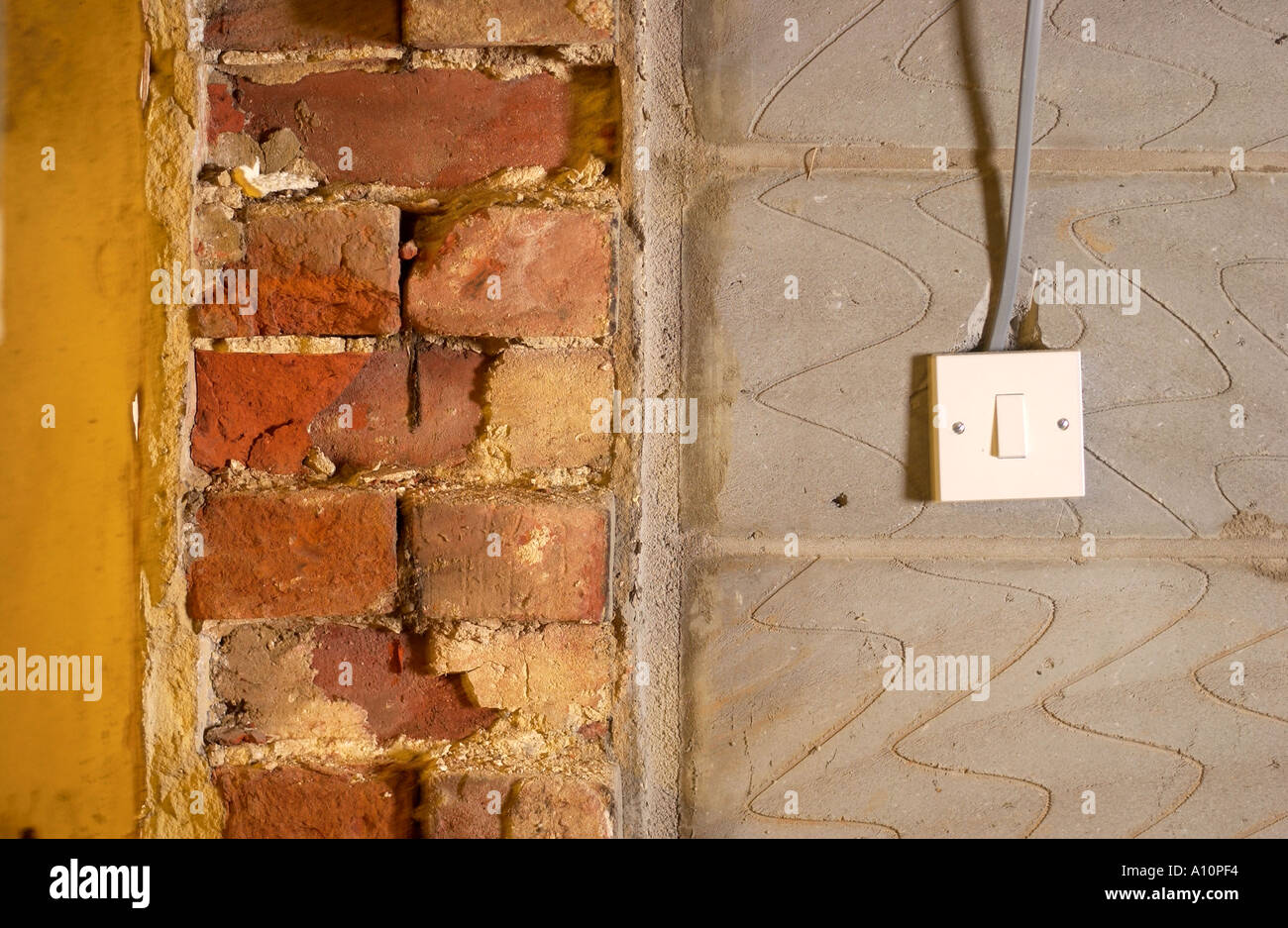 THE JOIN BETWEEN A MODERN EXTENSION AND AN OLD BRICK WALL Stock Photo