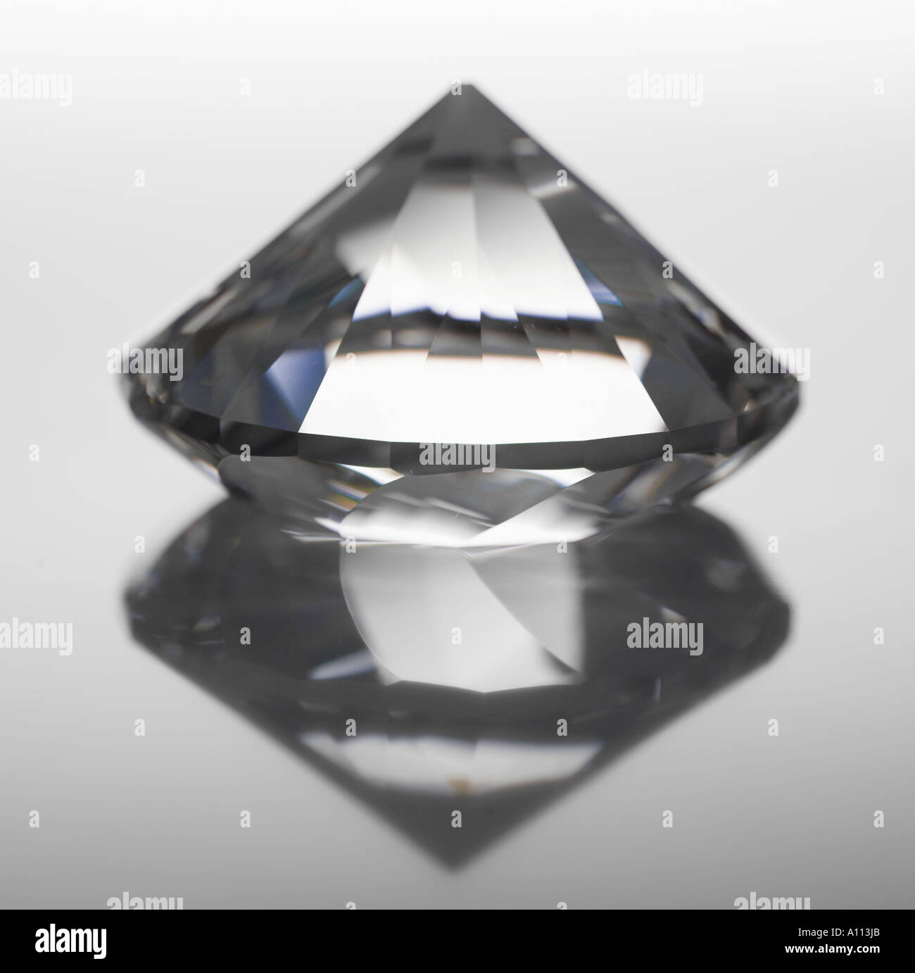 Diamond jewel hi-res stock photography and images - Alamy