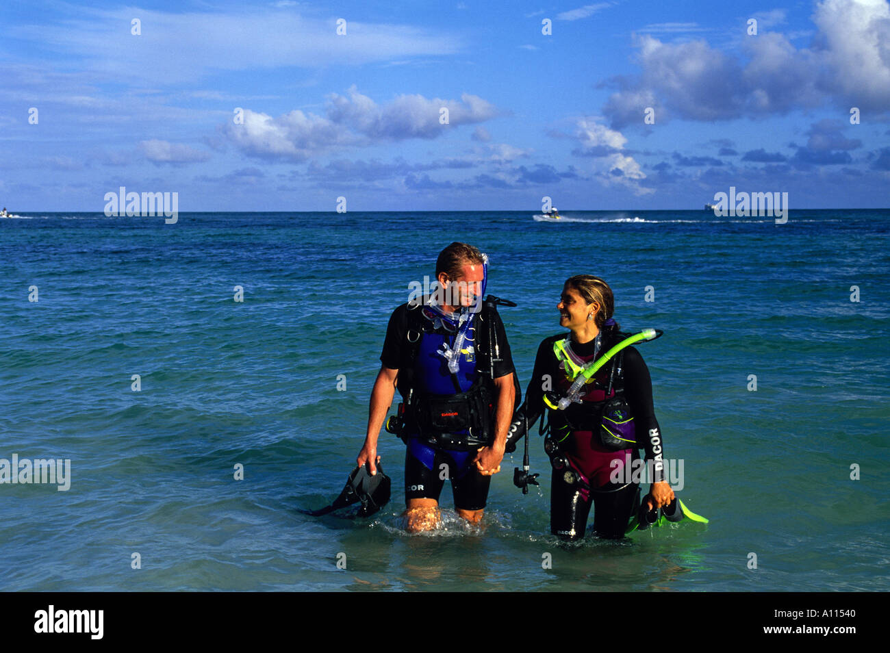 Scuba diving 2 girls hi-res stock photography and images - Alamy