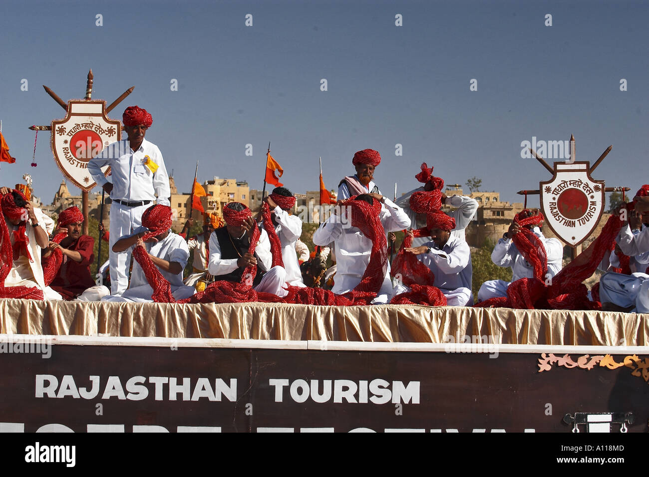 UGA75849 Turban Tying Competition Indian Desert Festival 2004 Jaisalmer Rajasthan India Stock Photo