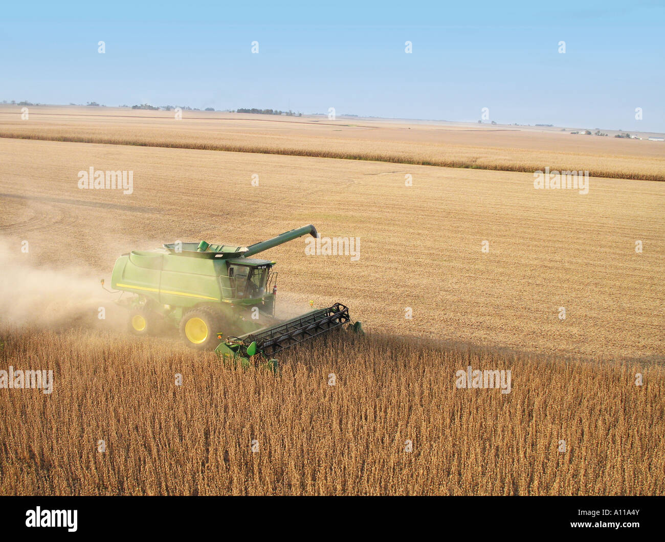 Farmer harvesting soybeans Stock Photo - Alamy
