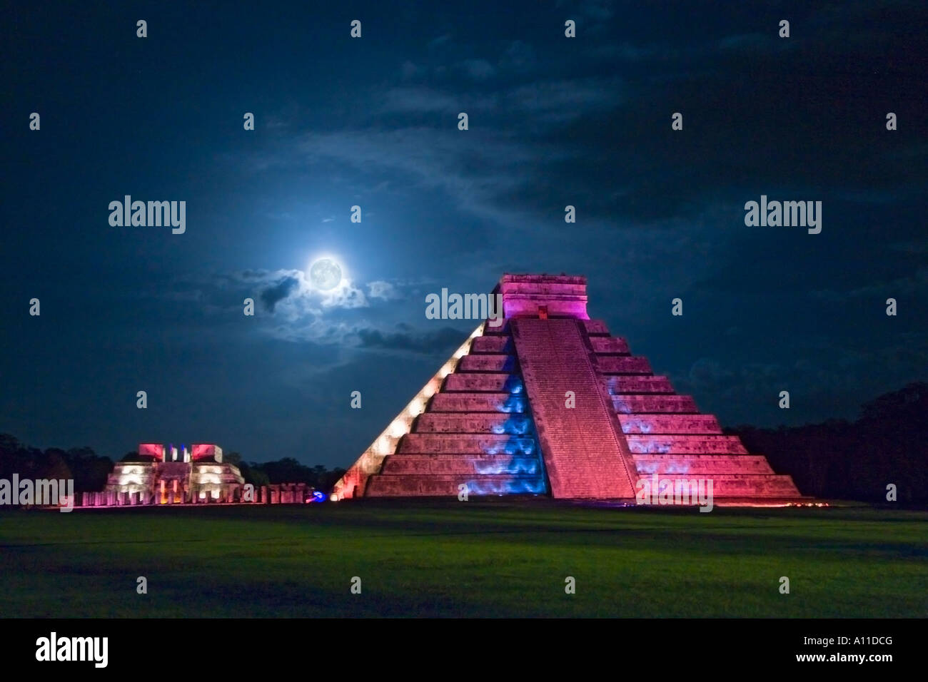 Kukulkán pyramid in Chichén Itzá (Yucatán, Mexico). Pyramide de Kukulkán (El Castillo) à Chichén Itzá (Yucatán, Mexique). Stock Photo