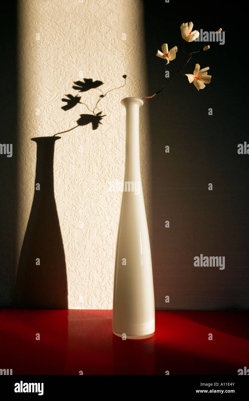 Clean flower arrangement in an elongated florale épurée dans un vase de forme