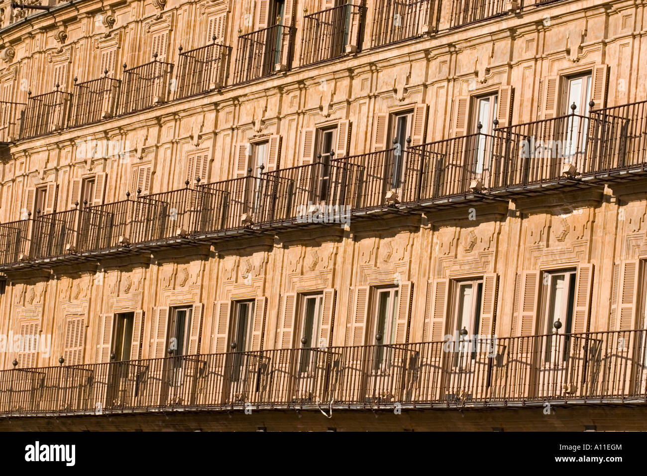 In Salamanca, building lining the "Plaza Mayor" (Spain). Bâtiment bordant la "Plaza Mayor" à Salamanque (Espagne). Stock Photo