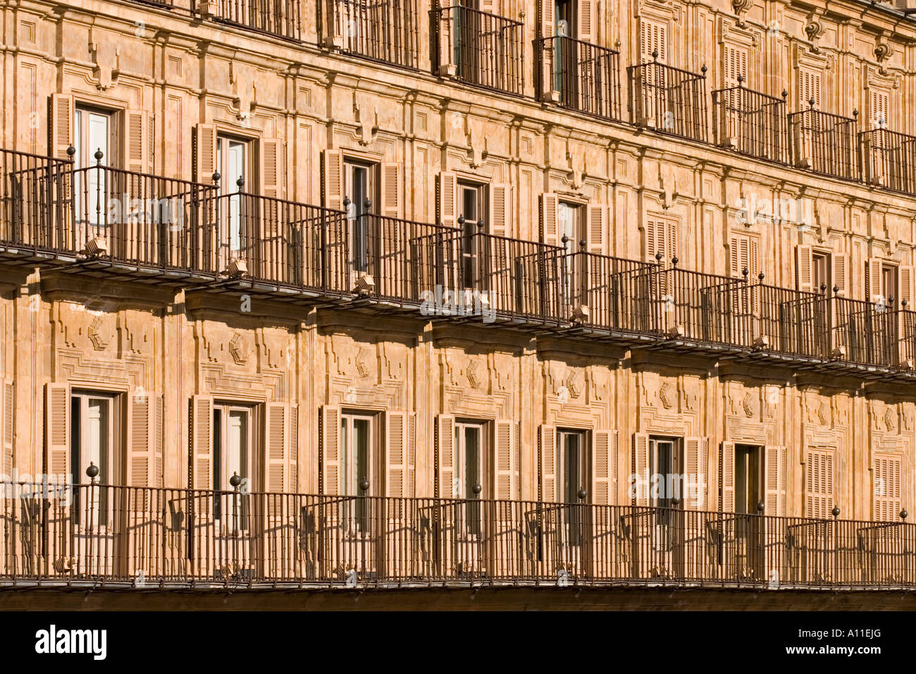 In Salamanca, building lining the "Plaza Mayor" (Spain). Bâtiment bordant la "Plaza Mayor" à Salamanque (Espagne). Stock Photo