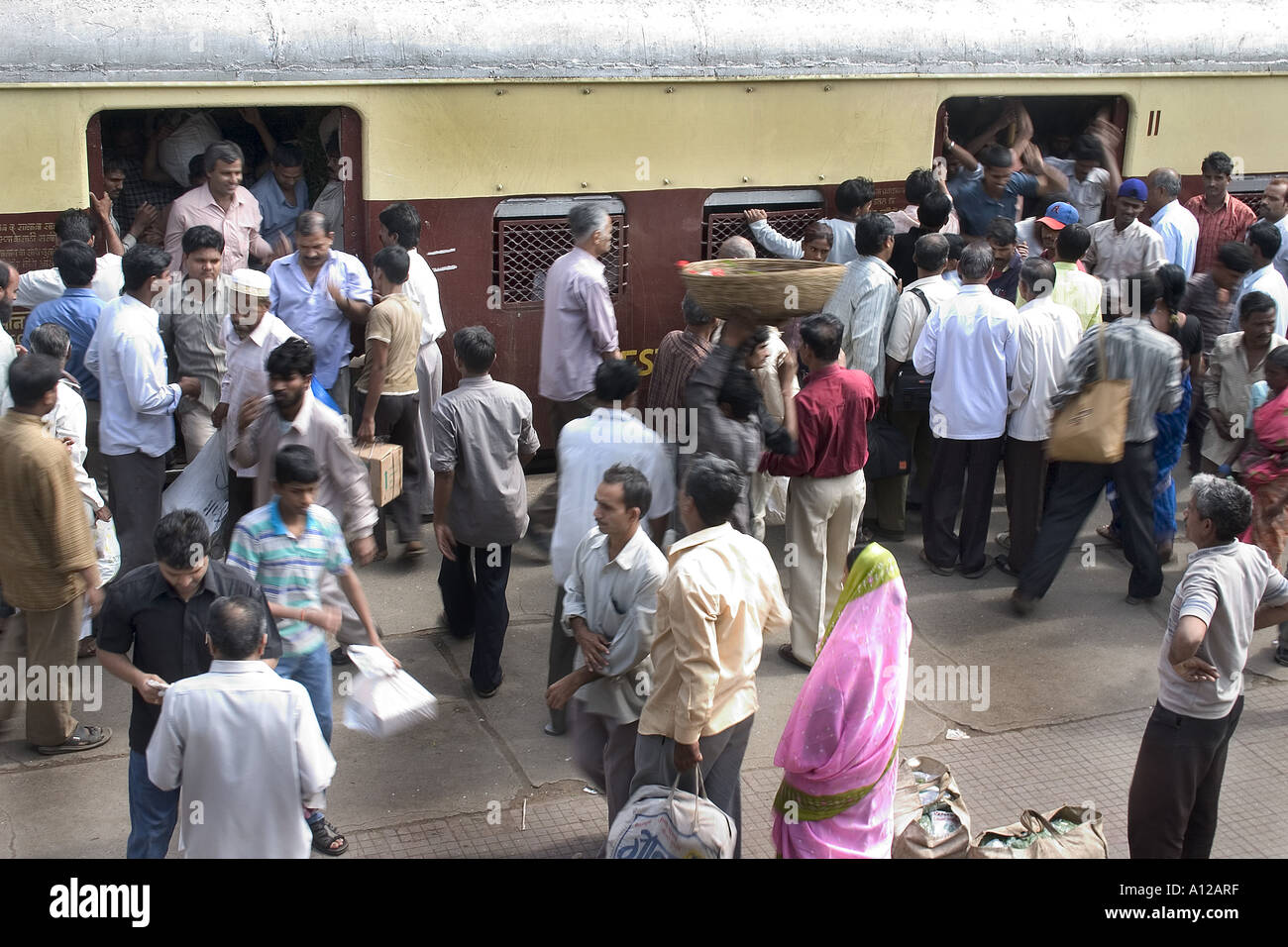 RSC75018 Indian Men Crowded Local Train Railways Platform Mumbai Maharashtra India Stock Photo
