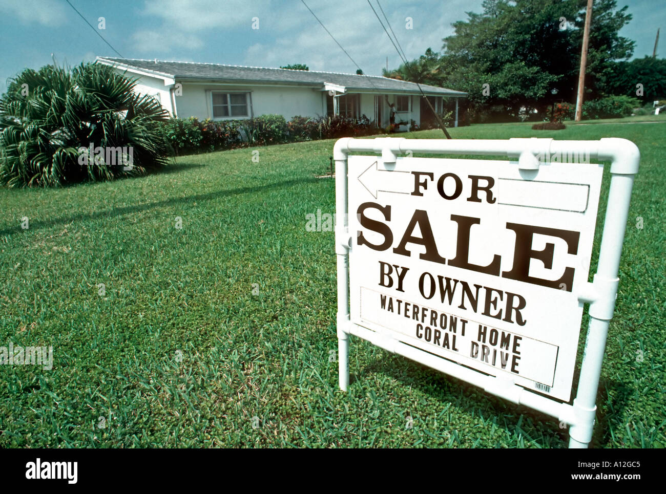 An Estate Agent's For Sale Sign, West Palm Beach, Florida, USA, Single Family House in Front Stock Photo