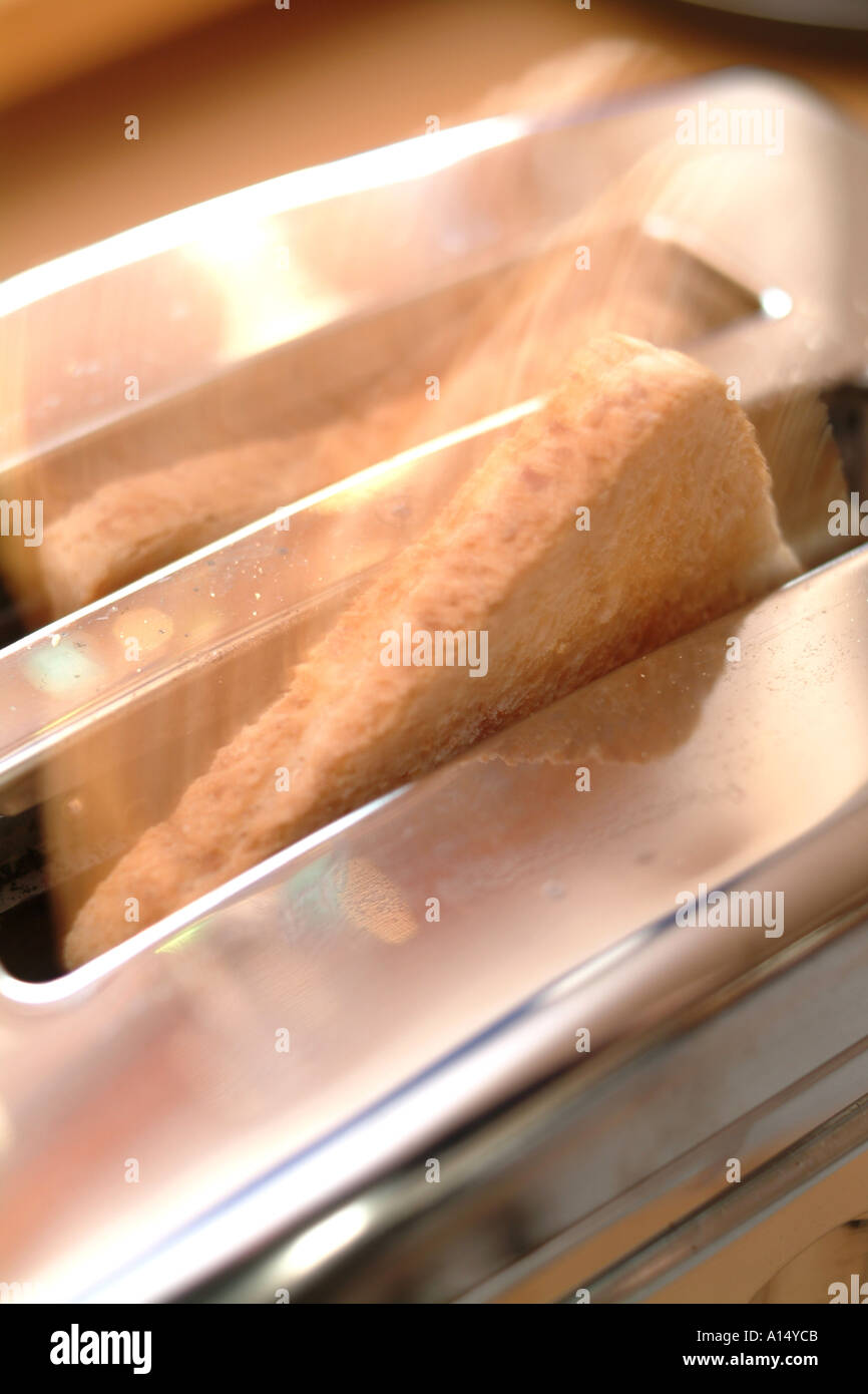 toast im toaster ist fertig food zubereitung von speisen und getraenken fruehstueck essen acrylamat Stock Photo