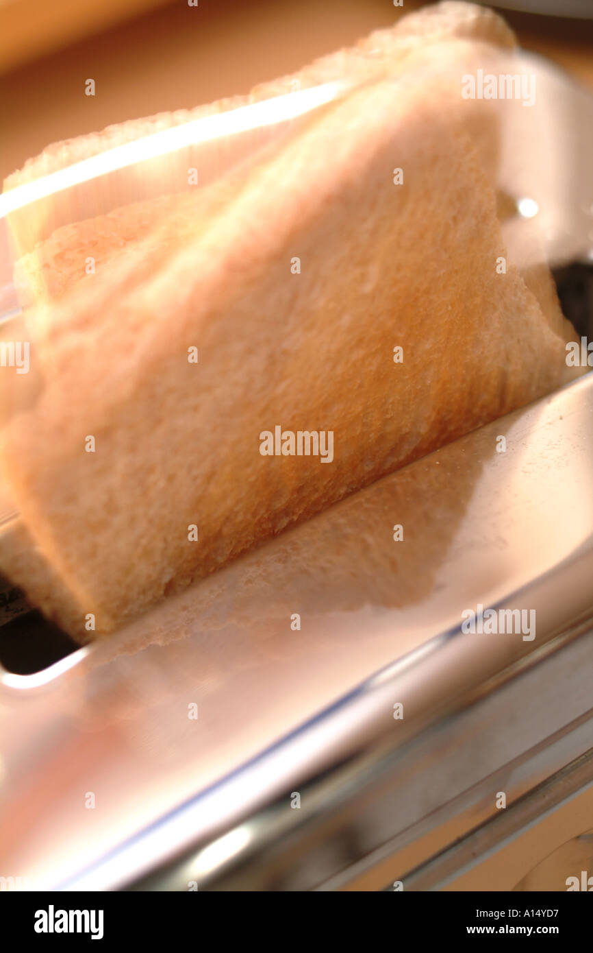 toast im toaster ist fertig food zubereitung von speisen und getraenken fruehstueck essen acrylamat Stock Photo