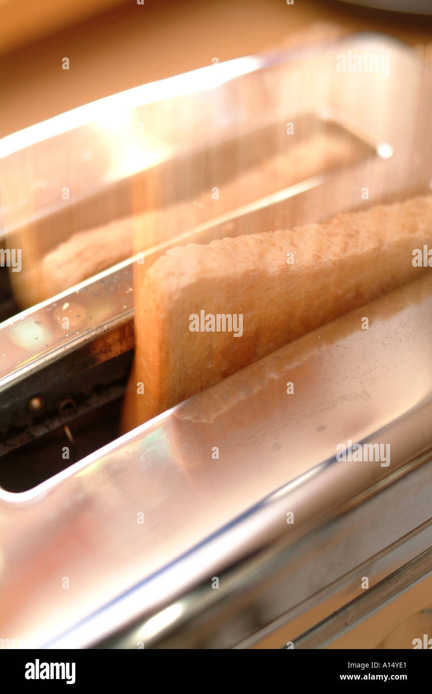 toast im toaster ist fertig food zubereitung von speisen und getraenken fruehstueck essen acrylamat Stock Photo