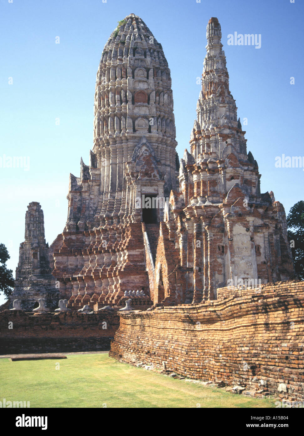 Ruins in ayutthaya old hi-res stock photography and images - Alamy