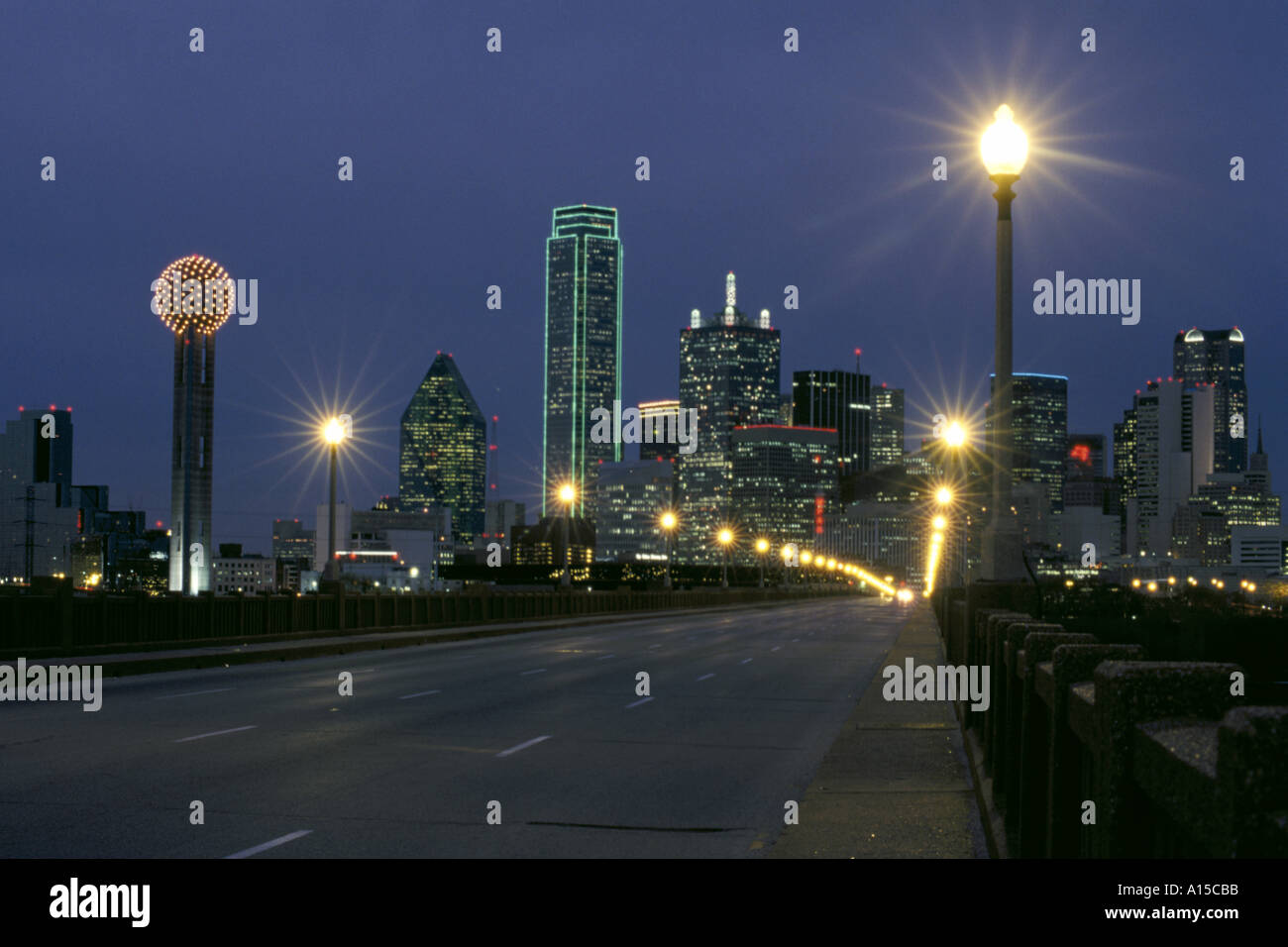 Dallas Texas skyline at dusk with Reunion Tower Stock Photo Alamy