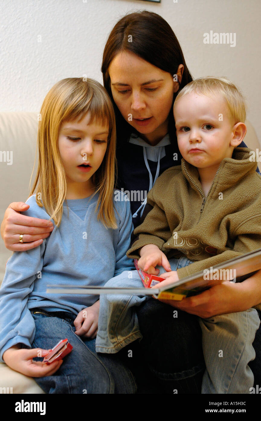Children reading a book hi-res stock photography and images - Alamy