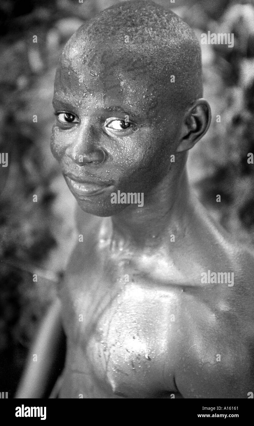 A Senegalese of the Wolof ethnic group sweats while working in the extreme heat of the Casamance region between Senegal and Stock Photo