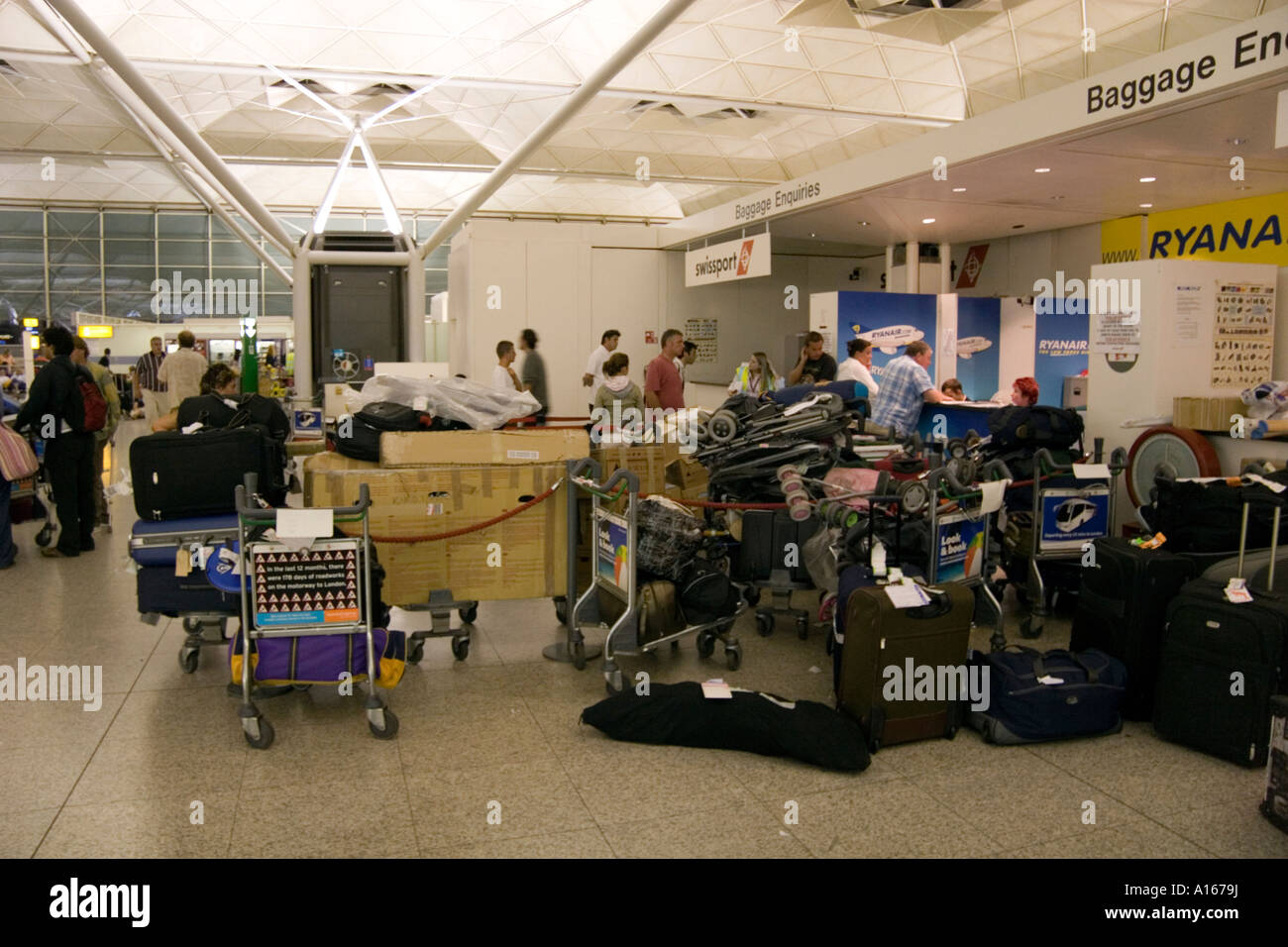 Baggage handlers uk hires stock photography and images Alamy