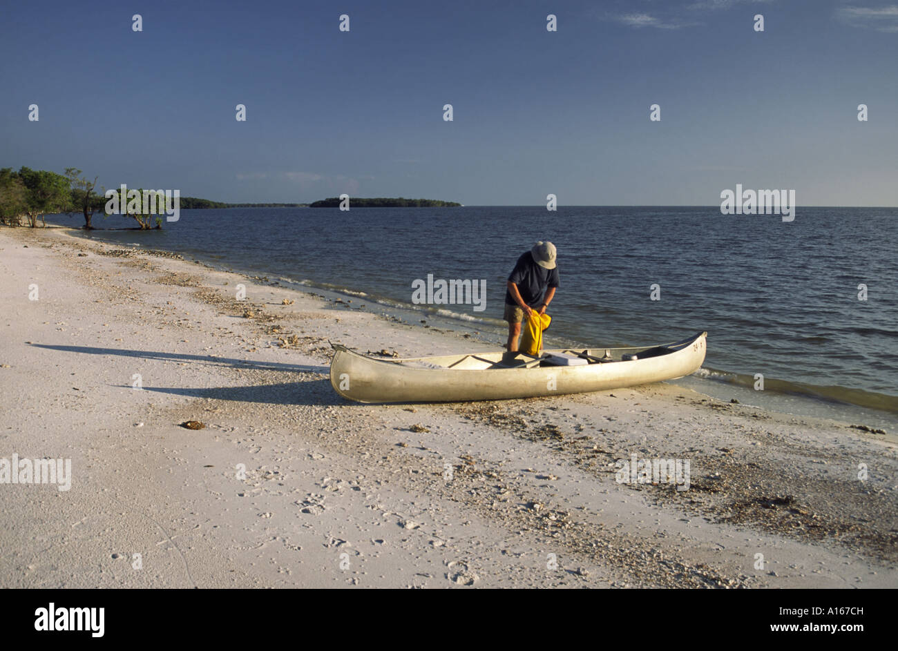 Canoeist on beach at Picnic Key, Ten Thousand Islands, Everglades Nat Park, Florida, USA Stock Photo