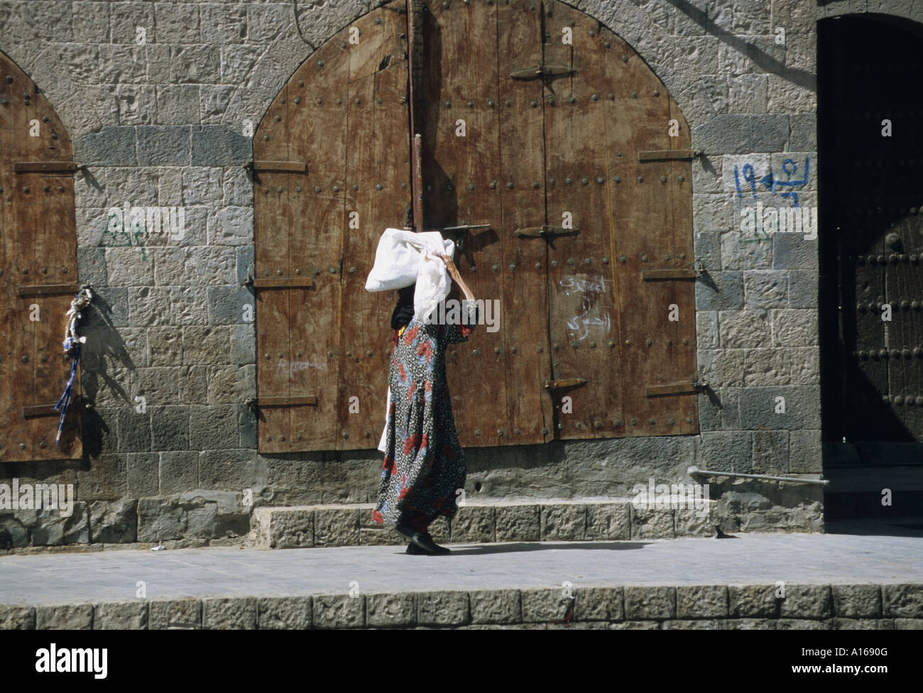 woman carrying shopping on head sana sanaa Stock Photo