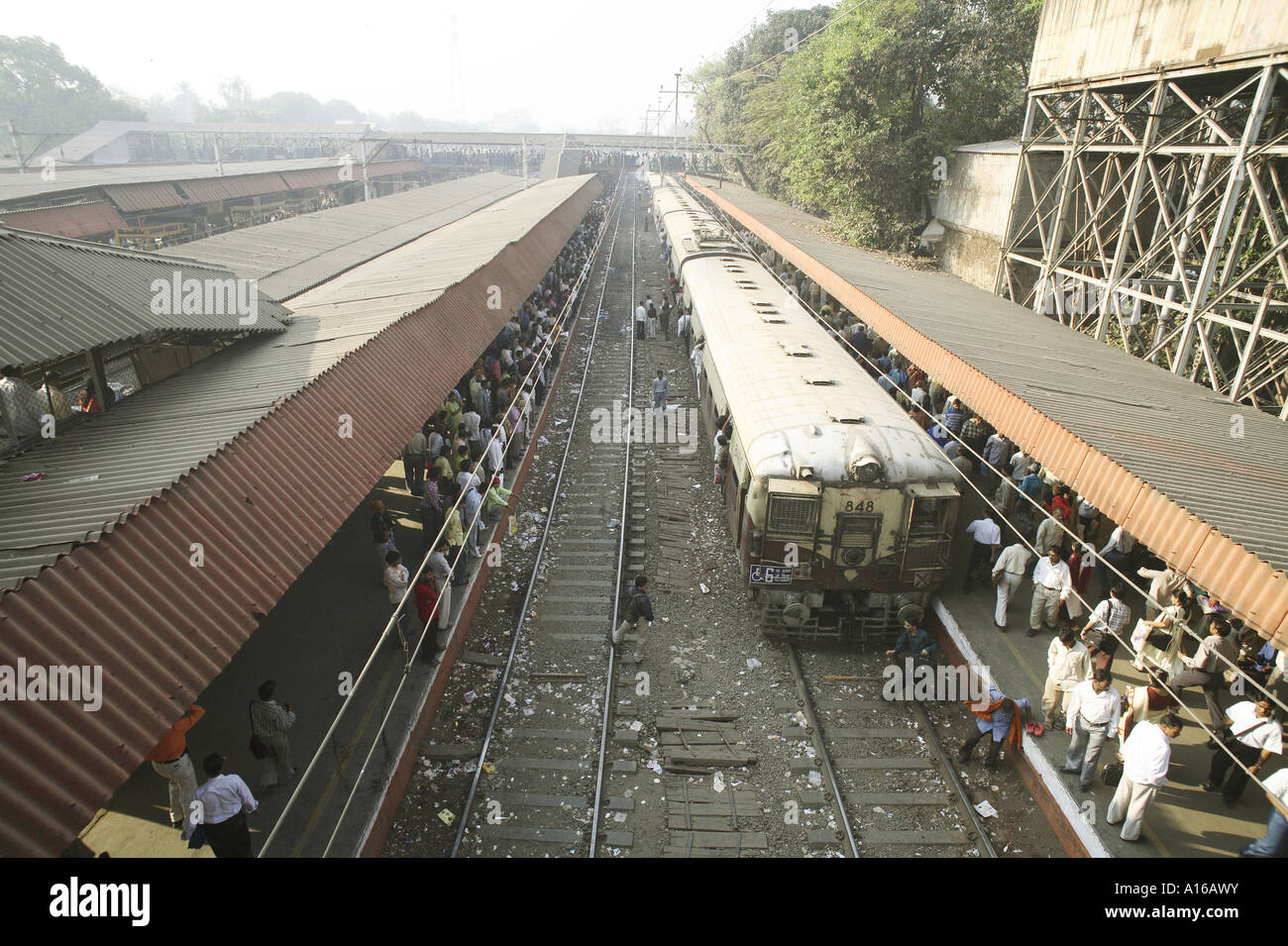 RSC101940 Bombay Local train stop on Borivali Railway Station Bombay Mumbai Maharashtra India Stock Photo