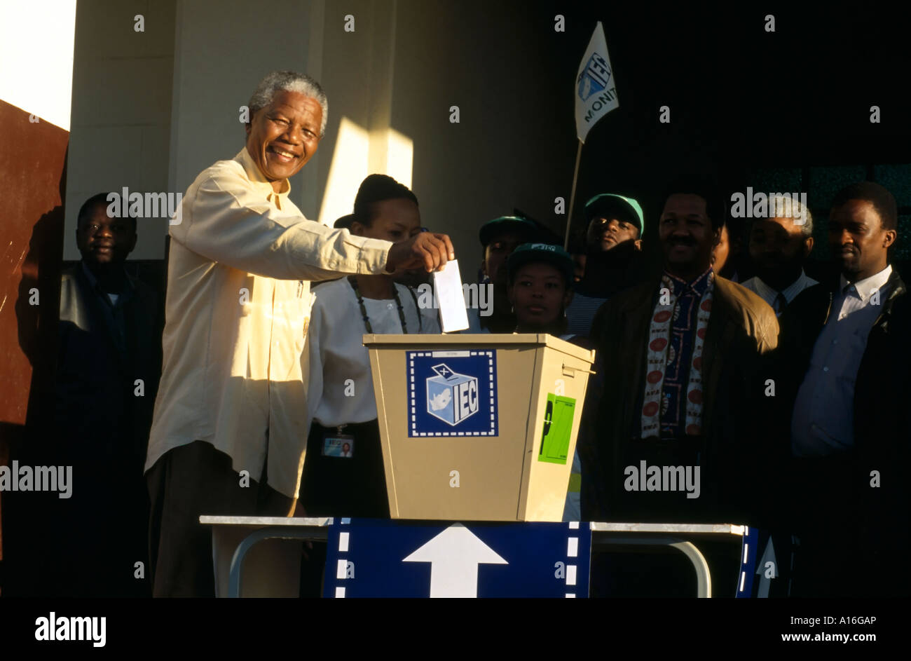 Nelson Mandela voting 1994 Stock Photo