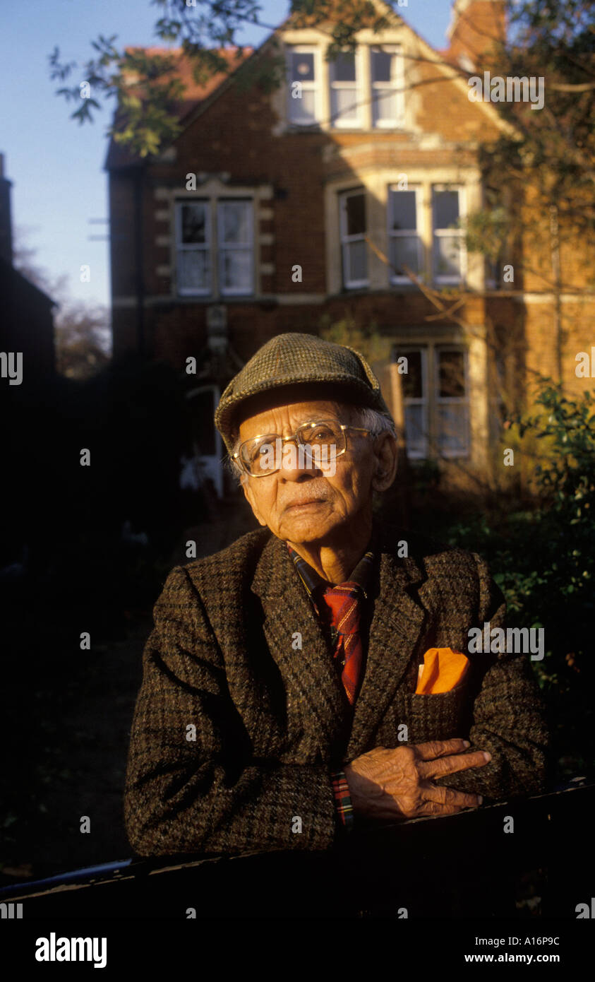 Nirad Chaudhuri  portrait outside his home in Oxford died aged 101 years writer philosopher 1990s HOMER SYKES Stock Photo
