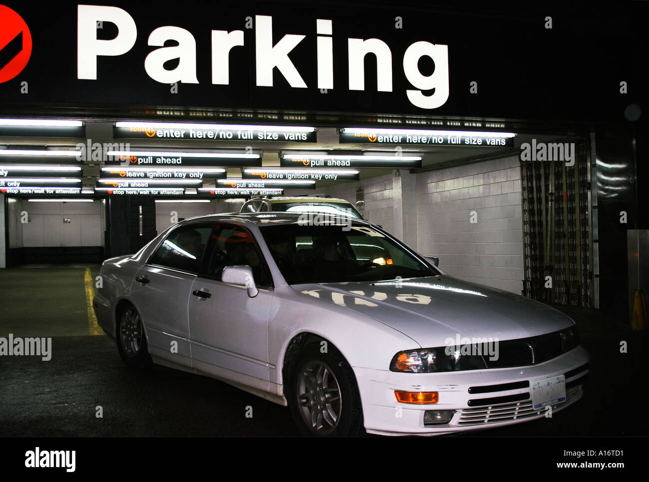 Car pulling out of driveway High Resolution Stock Photography and