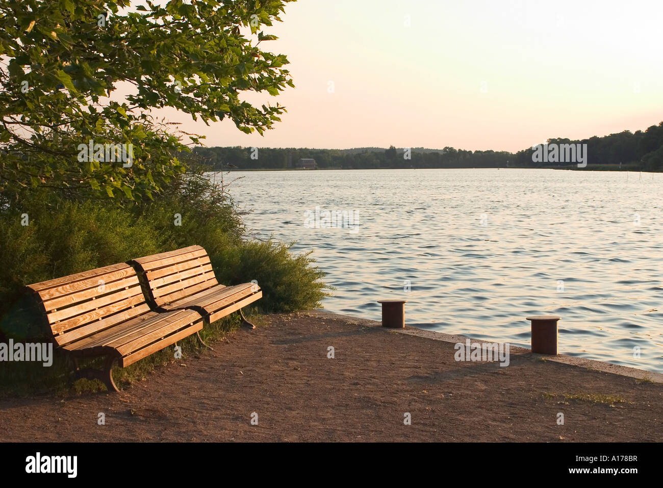 Benches and waters hi-res stock photography and images - Alamy
