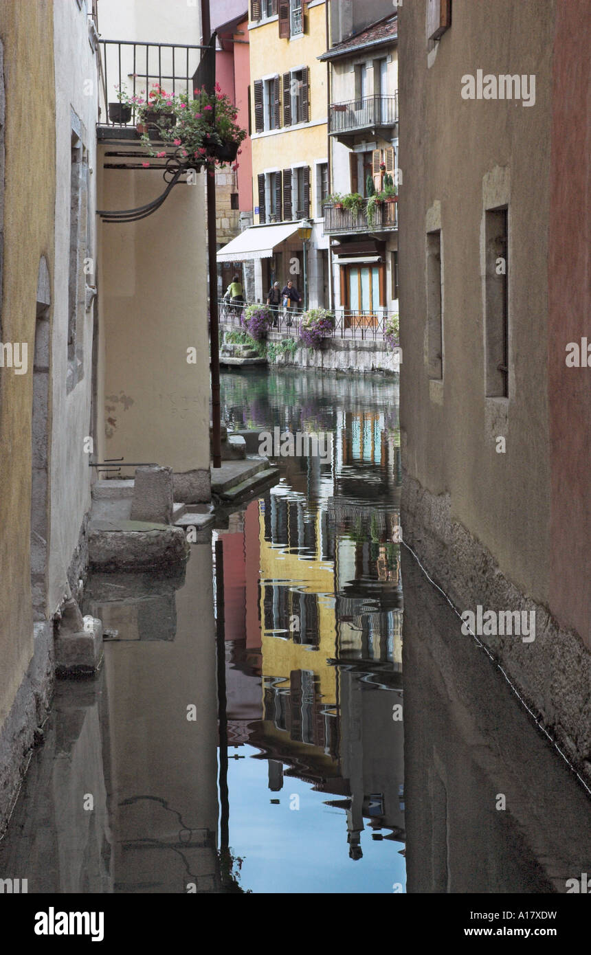 Narrow waterway at the Quai de L'Ile in Annecy France Stock Photo Alamy