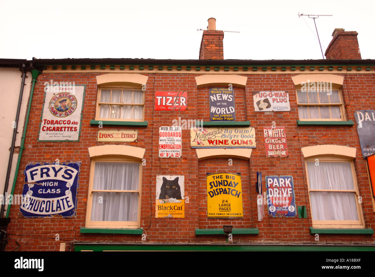 A COLLECTION OF OLD TIN ADVERTISING SIGNS IN THE GLOUCESTERSHIRE TOWN OF ROSS ON WYE UK Stock Photo