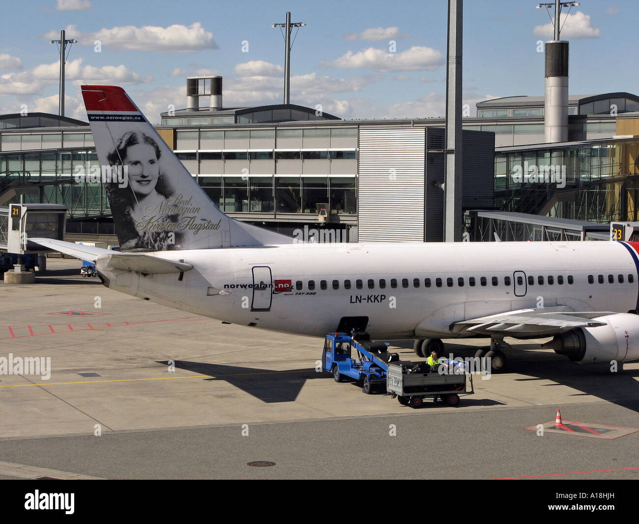 Fuelling plane hi res stock photography and images Page 2 Alamy