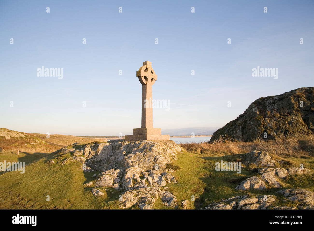 LLANDDWYN ISLAND ISLE OF ANGLESEY NORTH WALES December The late evening sun casts a warm glow on the Celtic Cross Stock Photo
