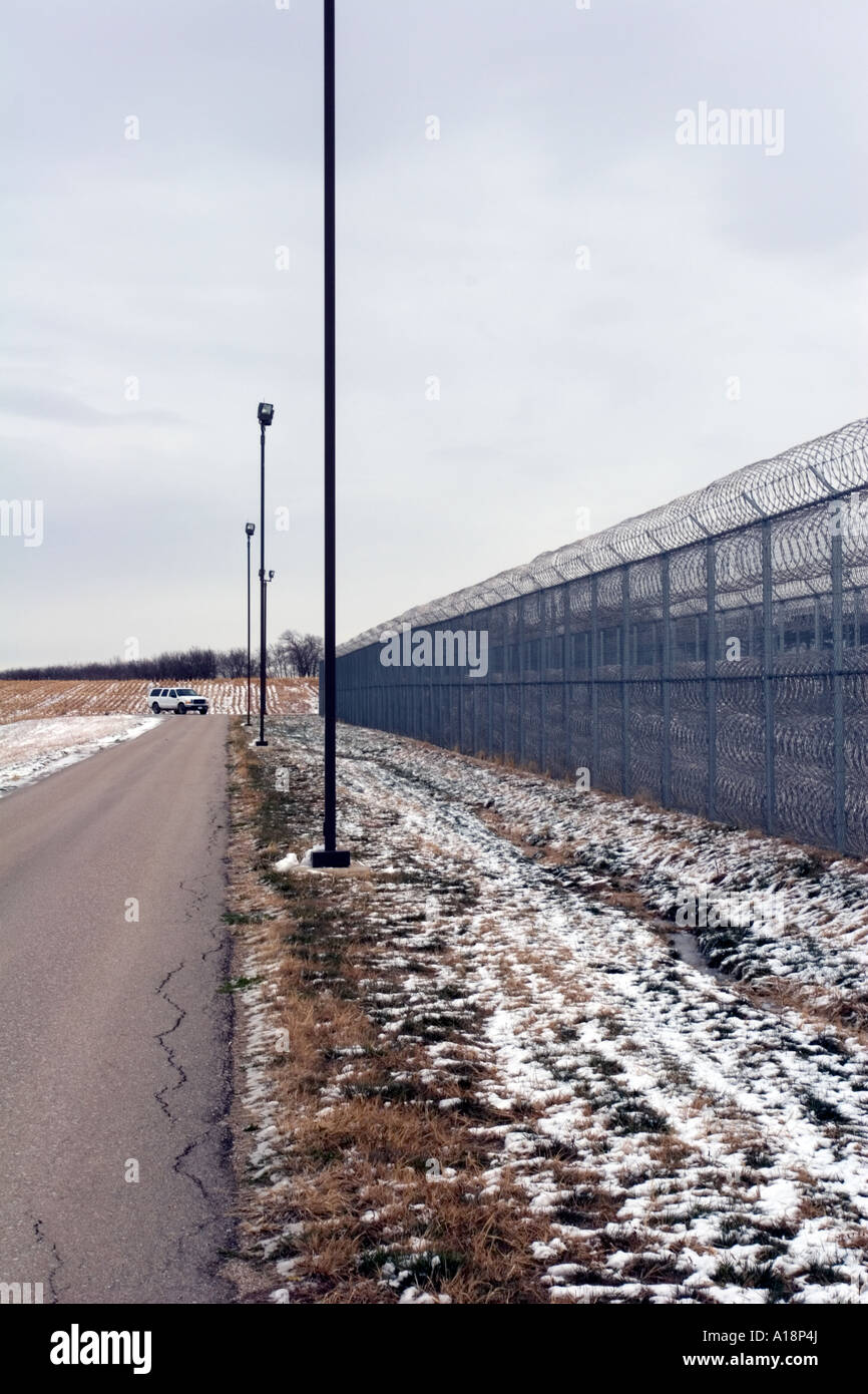 Perimeter fence maximum security prison hi-res stock photography and ...