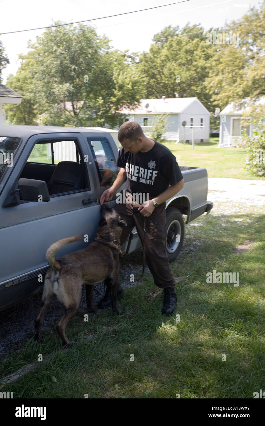 Deputy sheriff Lytle with K 9 Fonz searching a vehicle for drugs Stock Photo