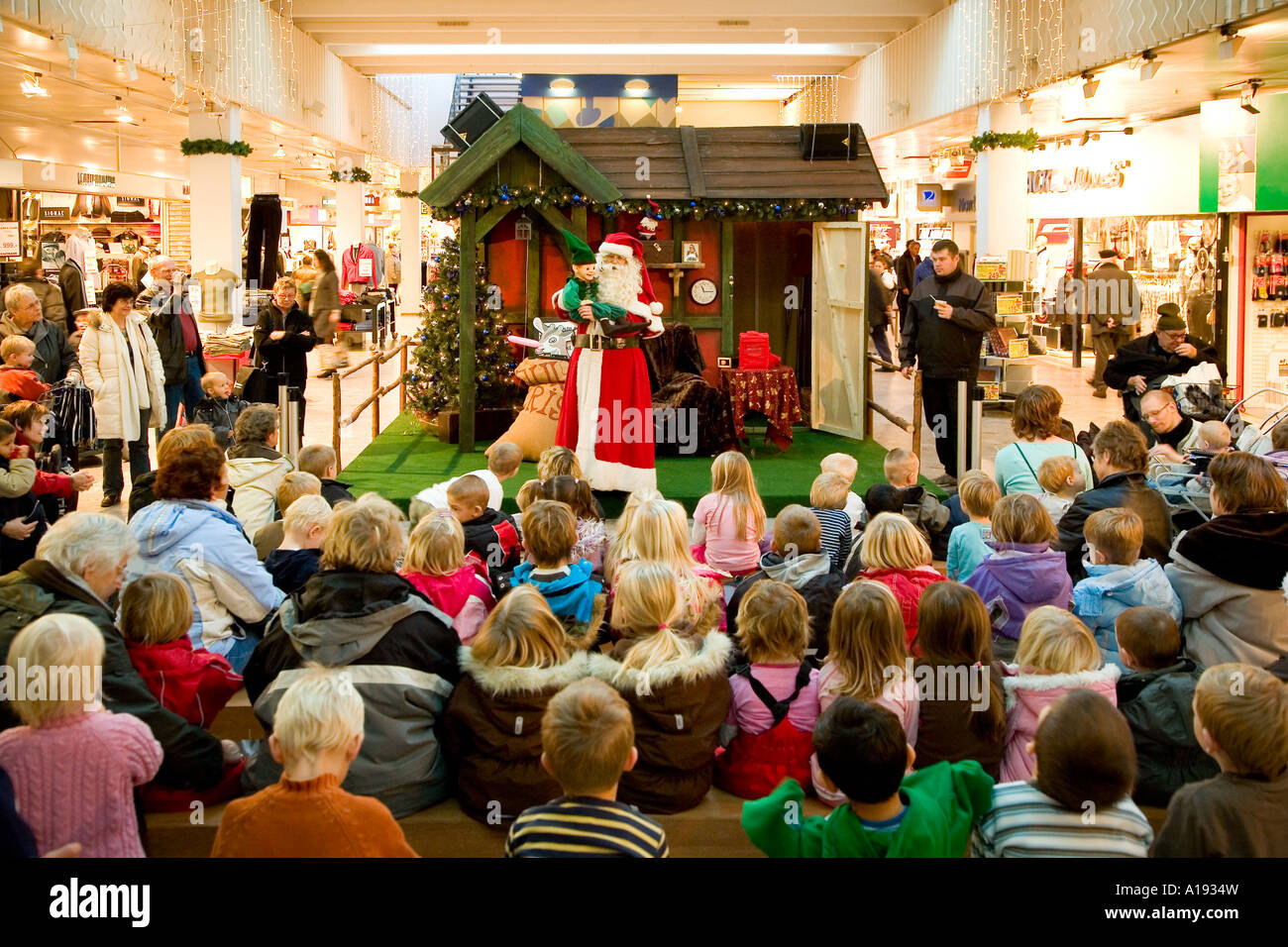 Santa Claus entertaining in a shopping center Stock Photo - Alamy