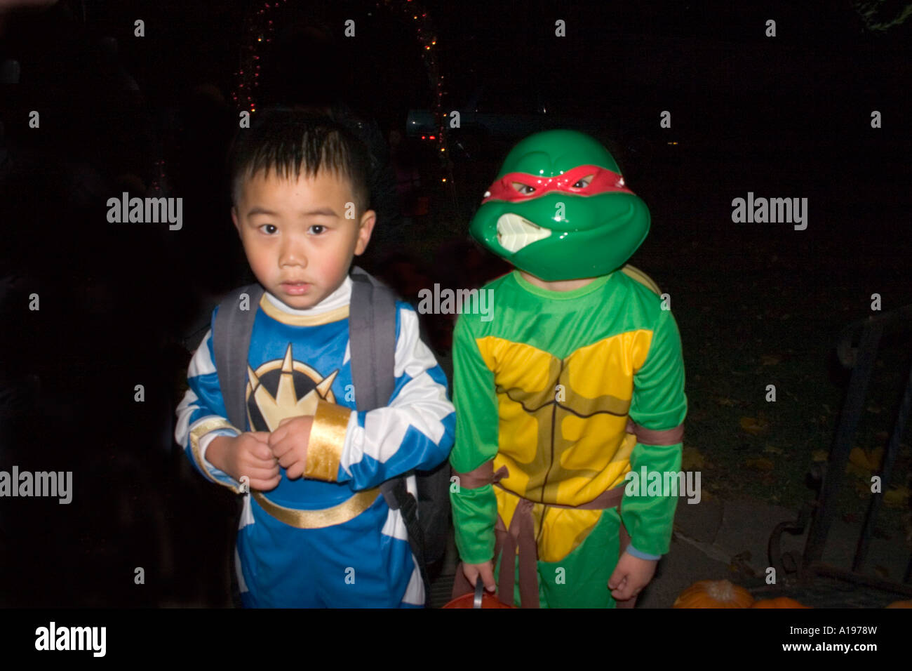 Teen tenendo lo sfiatatoio dalla indossa il suo Tartarughe Ninja costume  per raccogliere Halloween Trick or Treat candy. St Paul Minnesota MN USA  Foto stock - Alamy