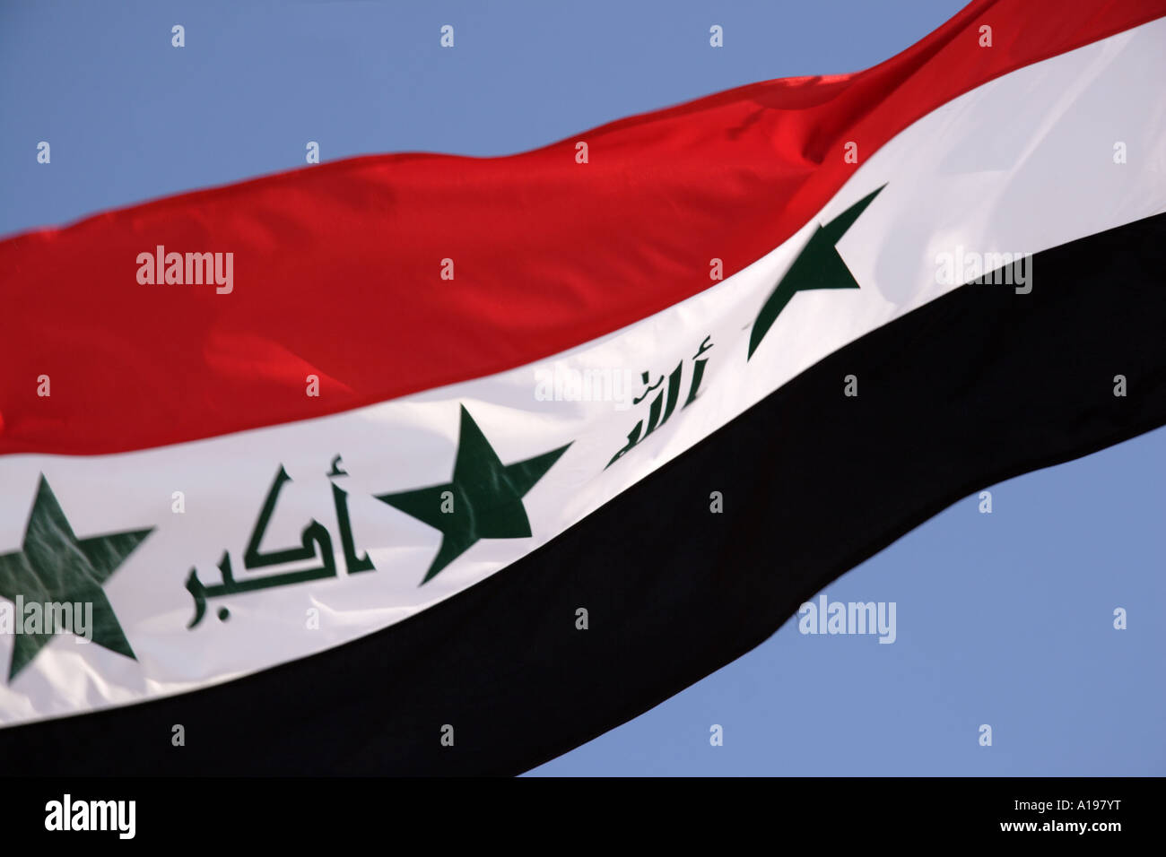 Irak-flagge weht auf isoliertem hintergrund. nahaufnahme der wehenden flagge.  die irakische flagge weht im wind