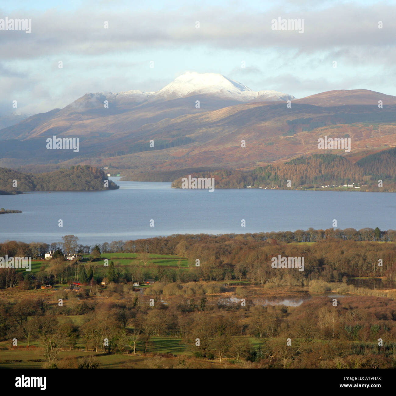 THE BONNY BONNY BANKS OF LOCH LOMOND THE VIEW OF LOCH  LOMOND SHOWING MOUNTAINS OF THE TROSSACHS WITH BEN LOMOND  SNOW CAPPED Stock Photo