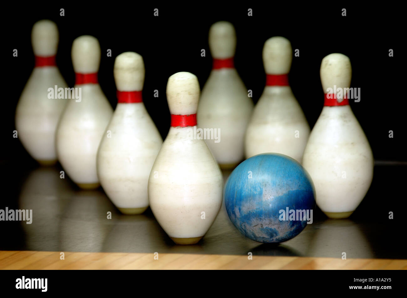 Bowl bowling pins duck pin white recreation sport tenpin skittles