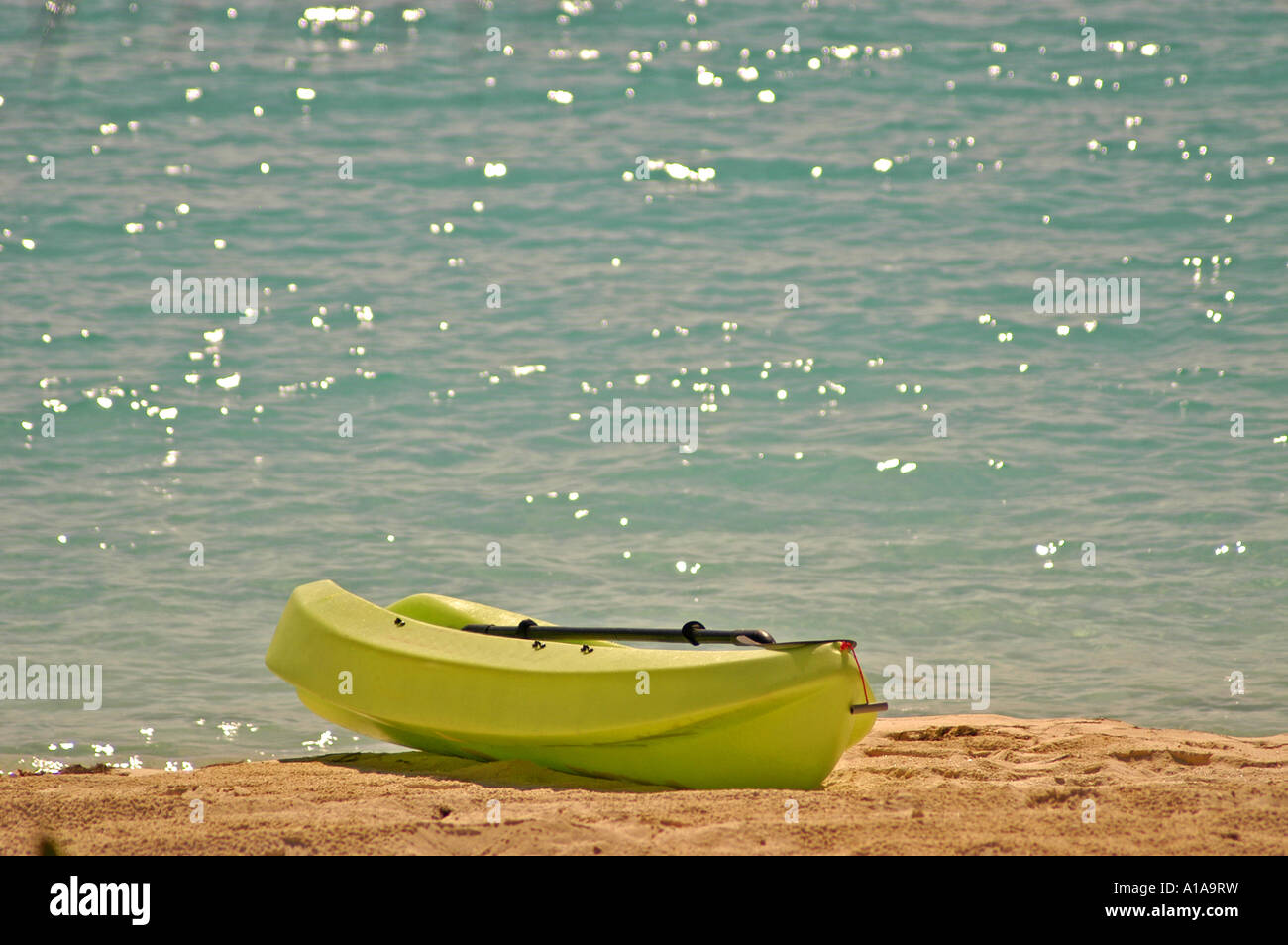 Kayak on the beach with sparkling water behind Stock Photo - Alamy