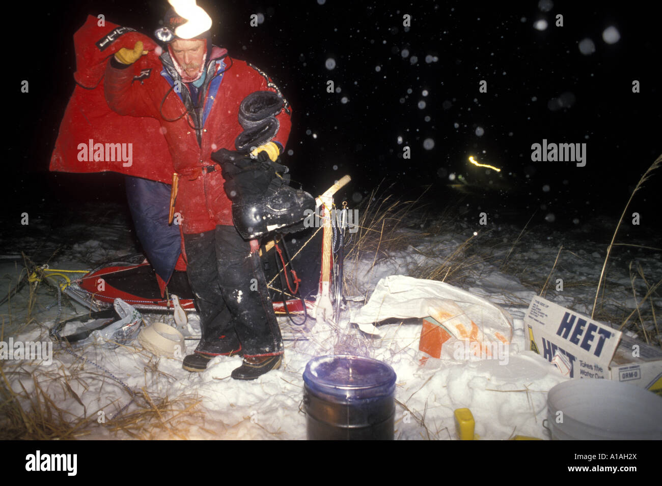 USA Alaska Jeff King makes camp in Bering Sea village of Koyuk in snowstorm during 1992 Iditarod sled dog race Stock Photo