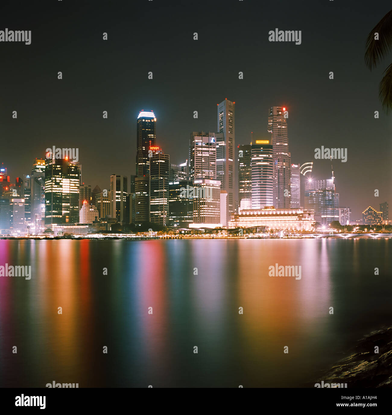 Singapore skyline at night hi-res stock photography and images - Alamy