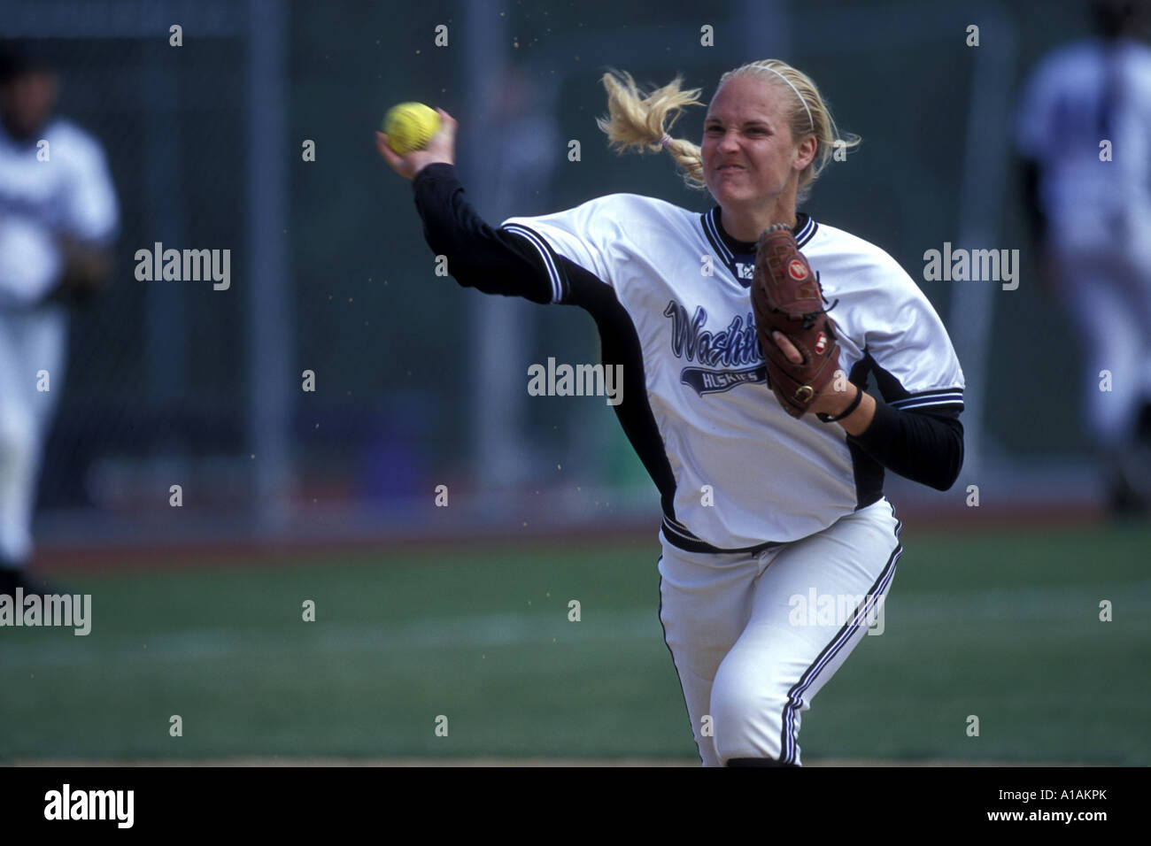 USA Washington Seattle UW softball infielder throws ball during college game at Husky Field Stock Photo