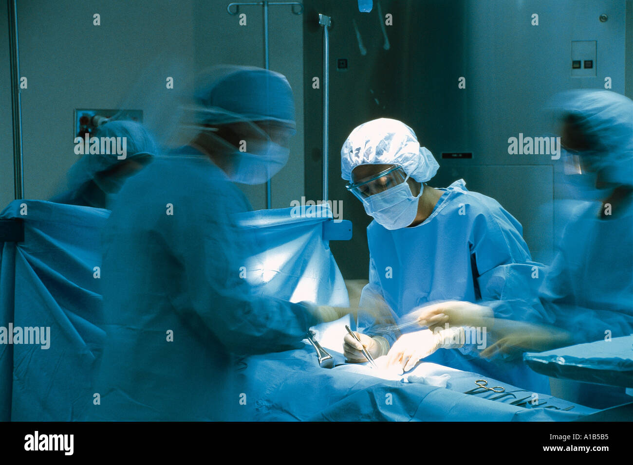 Female and male doctors operating hi-res stock photography and images ...