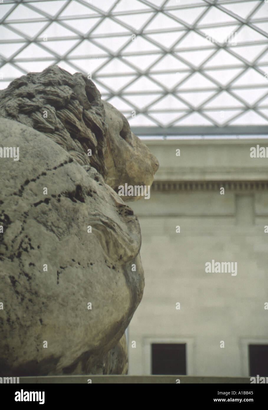 London lion sculpture hi-res stock photography and images - Alamy