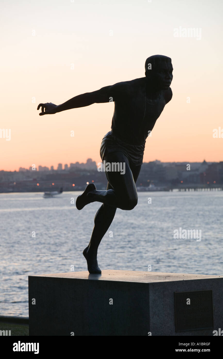 Vancouver bc statue landmark icon hi-res stock photography and images ...