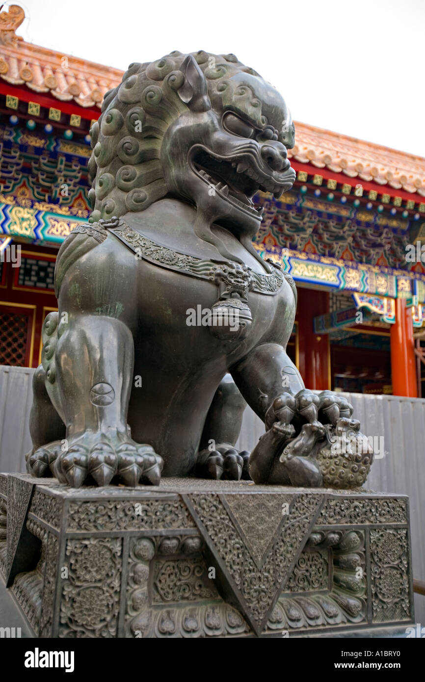 Pair Of Bronze Lions High Resolution Stock Photography and Images - Alamy