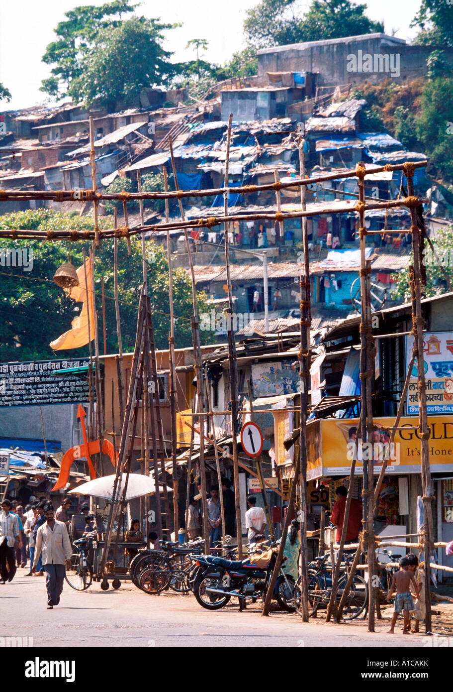 Slums spill all over Mumbai -a city which has burst its seams.  Worli slums, Mumbai, India Stock Photo